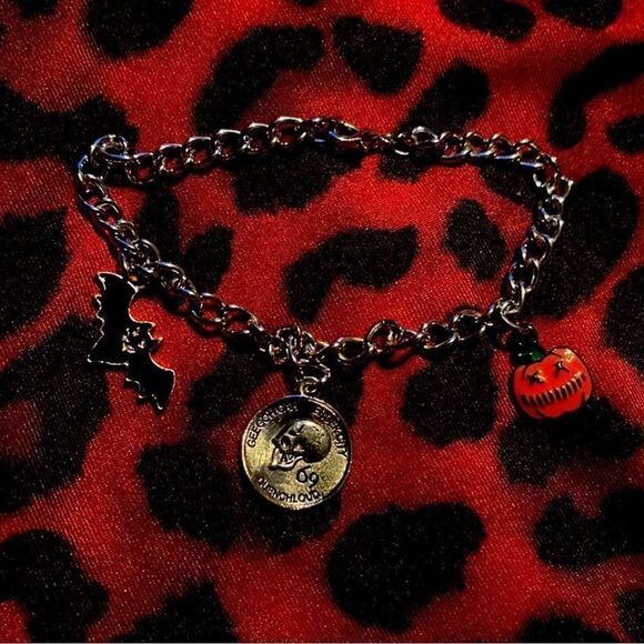 “MYSTERY GOODIE BAG” HALLOWEEN TRINKETS - Picture 12 of 16
